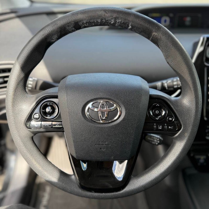 Toyota Prius Vehicle Full-screen Gallery Image 10