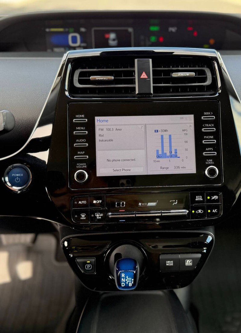 Toyota Prius Vehicle Full-screen Gallery Image 11