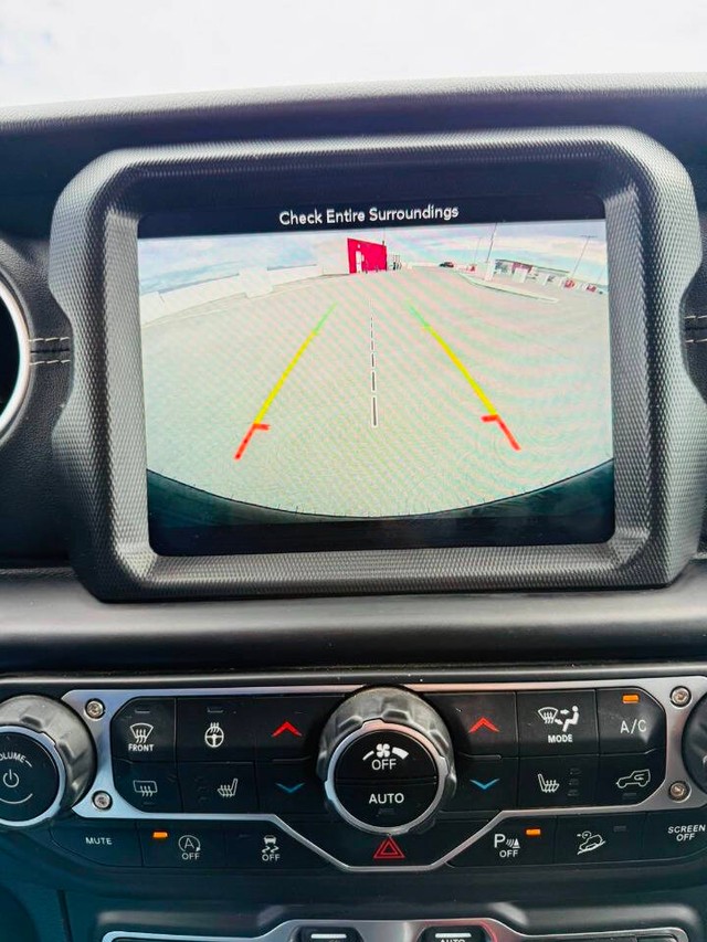 Jeep Wrangler Unlimited Vehicle Full-screen Gallery Image 11