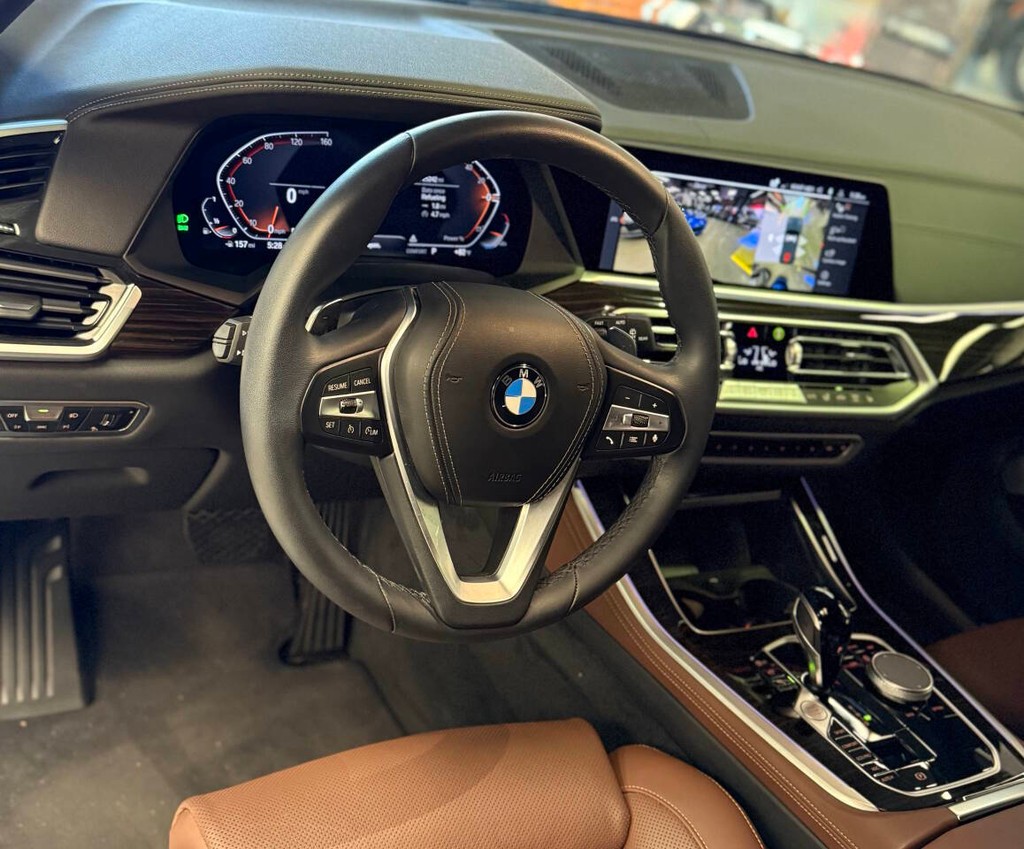 BMW X5 Vehicle Full-screen Gallery Image 09