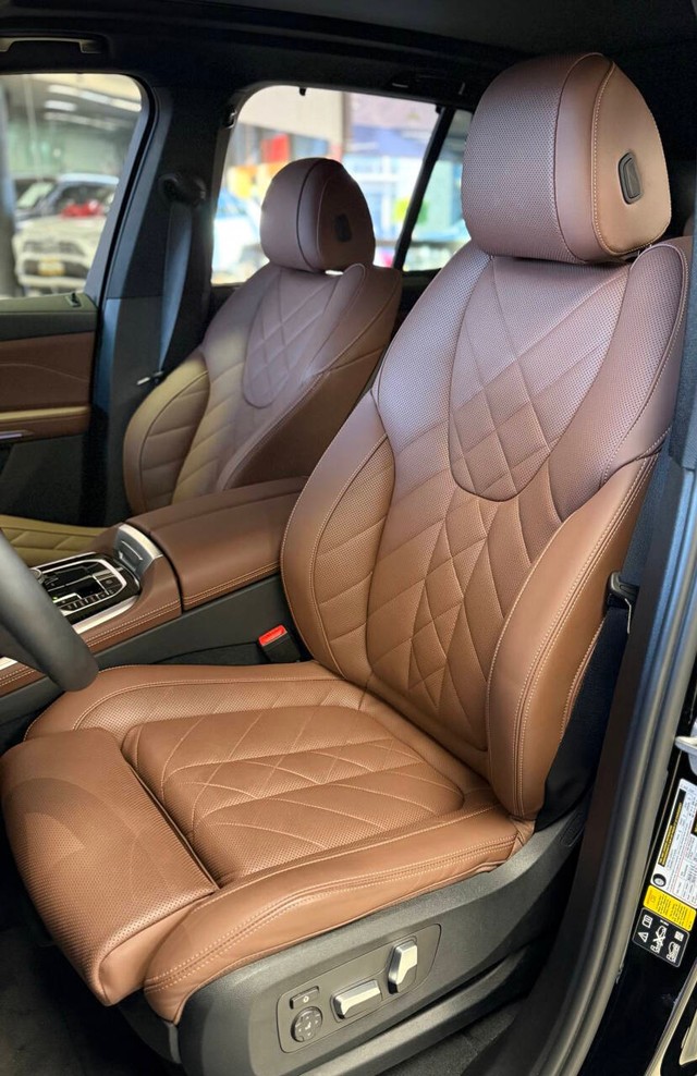 BMW X5 Vehicle Full-screen Gallery Image 11