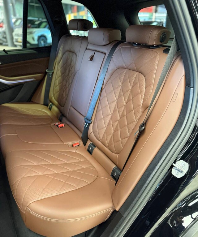 BMW X5 Vehicle Full-screen Gallery Image 16