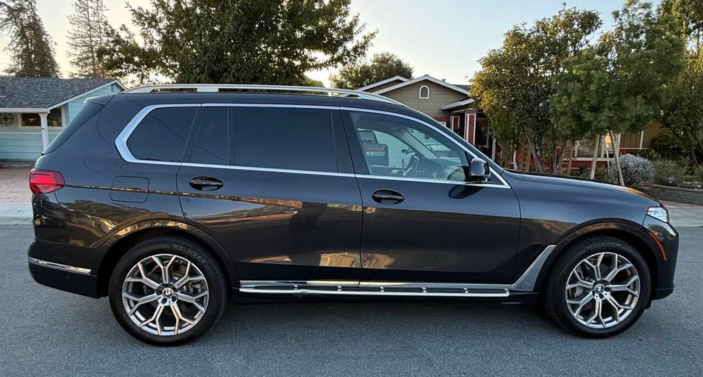 BMW X7 Vehicle Full-screen Gallery Image 02