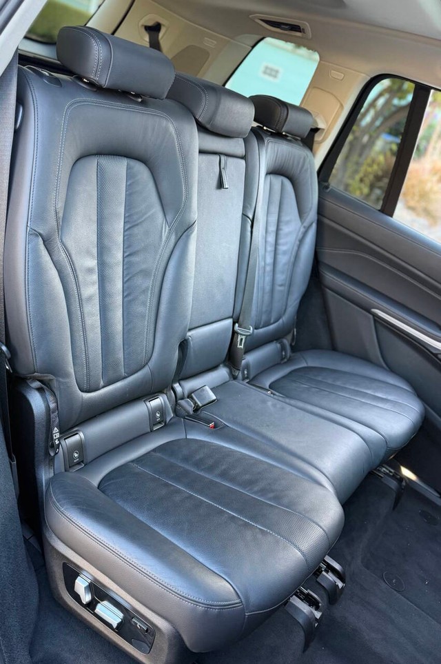 BMW X7 Vehicle Full-screen Gallery Image 13