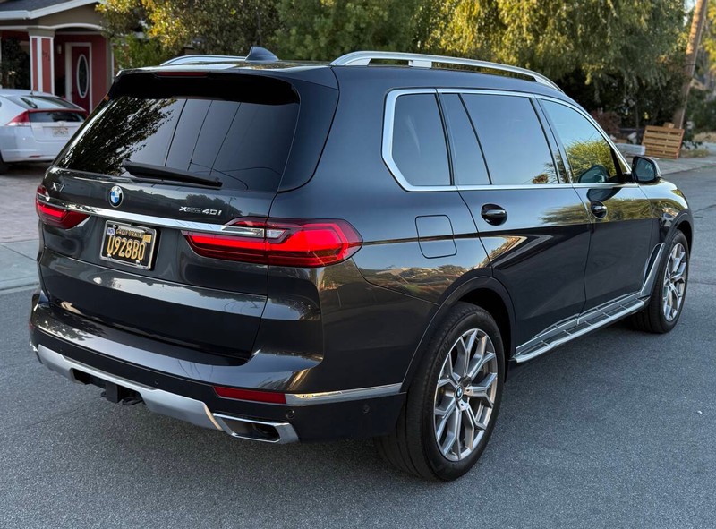 BMW X7 Vehicle Full-screen Gallery Image 07