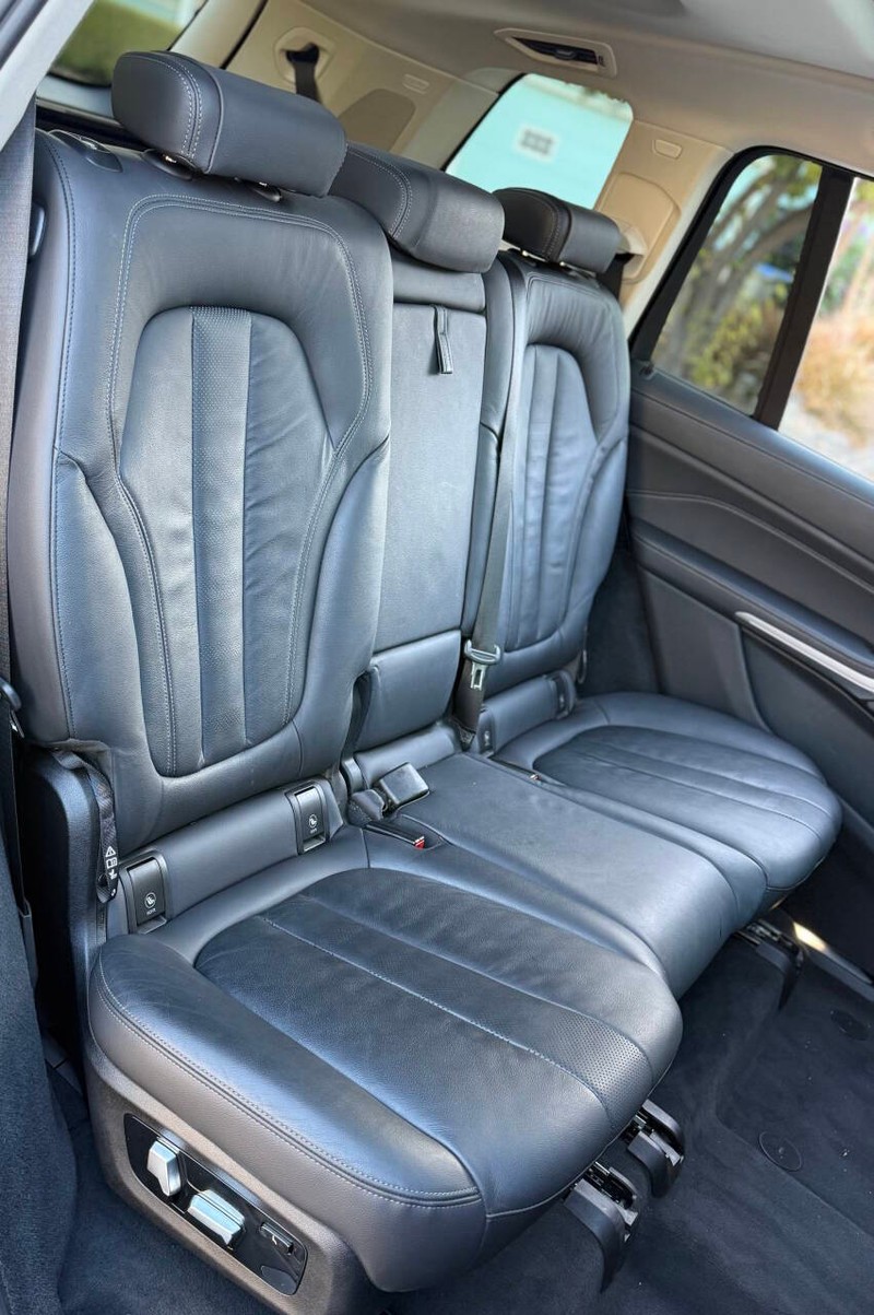 BMW X7 Vehicle Full-screen Gallery Image 15