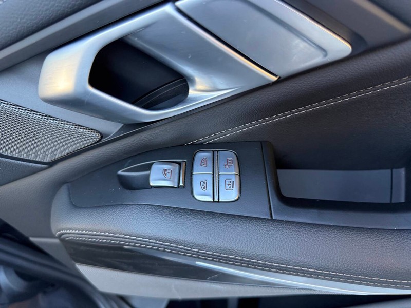 BMW X7 Vehicle Full-screen Gallery Image 16