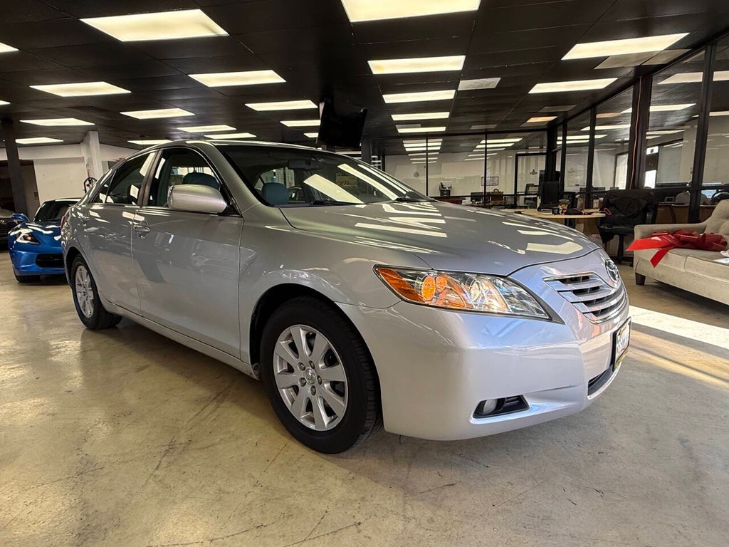 Toyota Camry Vehicle Full-screen Gallery Image 05