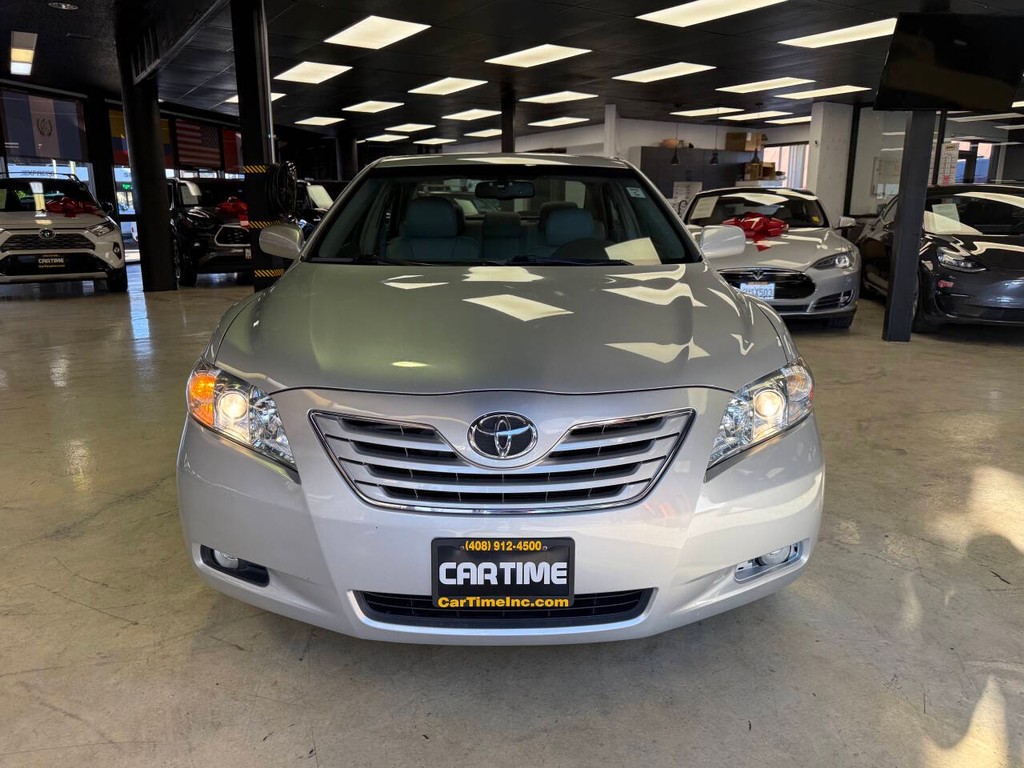 Toyota Camry Vehicle Full-screen Gallery Image 06