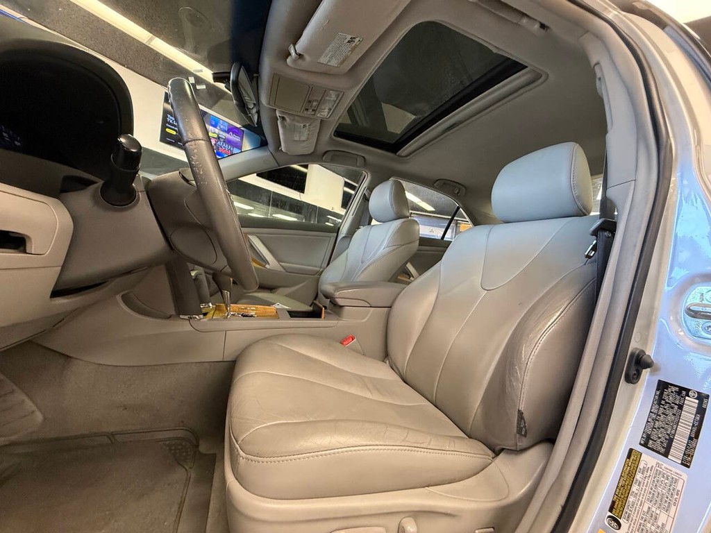 Toyota Camry Vehicle Full-screen Gallery Image 07