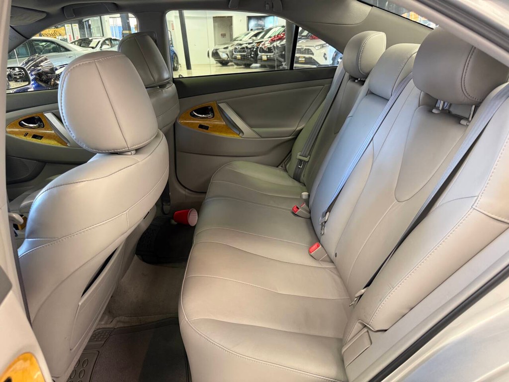 Toyota Camry Vehicle Full-screen Gallery Image 08