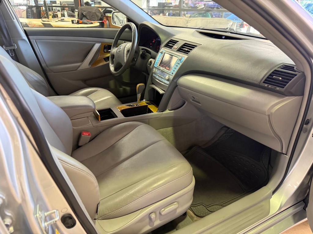 Toyota Camry Vehicle Full-screen Gallery Image 12