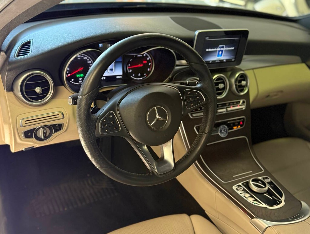 Mercedes-Benz C-Class Vehicle Full-screen Gallery Image 09