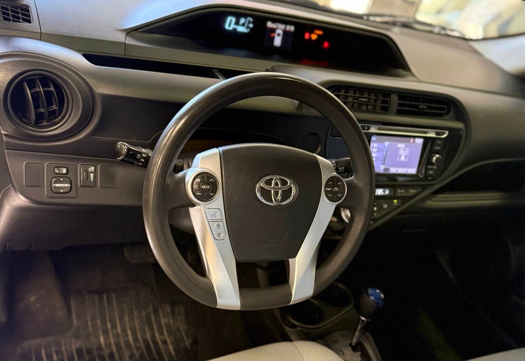 Toyota Prius c Vehicle Full-screen Gallery Image 10