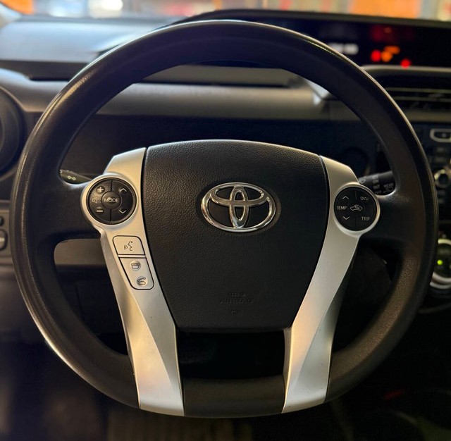 Toyota Prius c Vehicle Full-screen Gallery Image 08