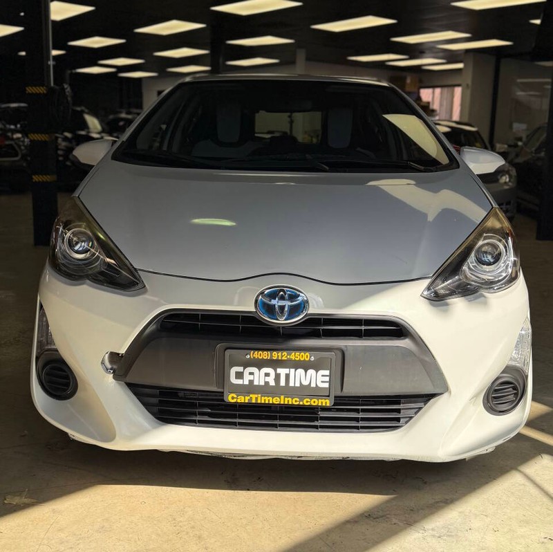 Toyota Prius c Vehicle Full-screen Gallery Image 02