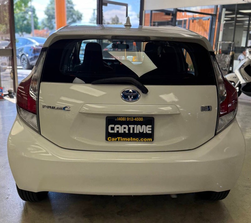 Toyota Prius c Vehicle Full-screen Gallery Image 07