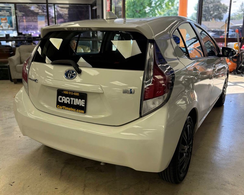 Toyota Prius c Vehicle Full-screen Gallery Image 08