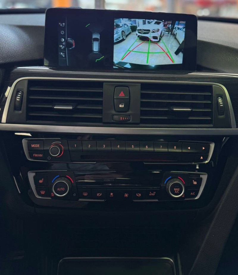BMW 3 Series Vehicle Full-screen Gallery Image 08