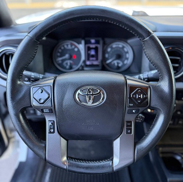 Toyota Tacoma 4WD Vehicle Full-screen Gallery Image 08