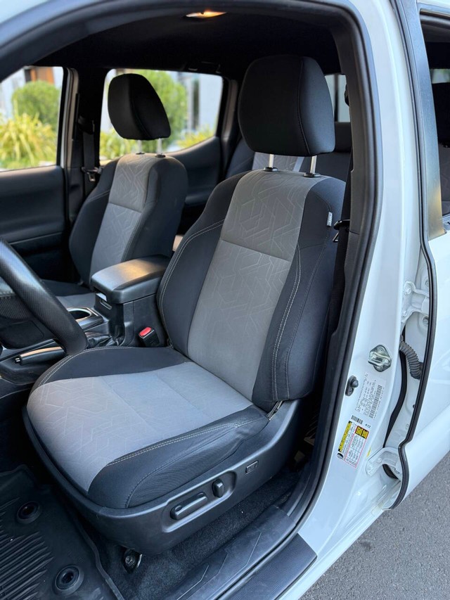 Toyota Tacoma 4WD Vehicle Full-screen Gallery Image 10