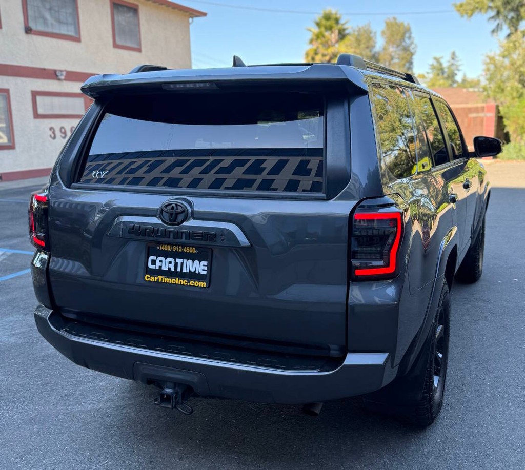 Toyota 4Runner Vehicle Full-screen Gallery Image 04