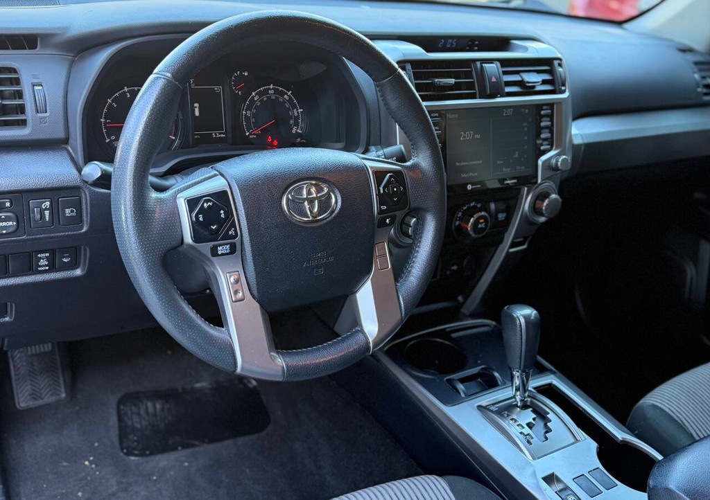 Toyota 4Runner Vehicle Full-screen Gallery Image 10