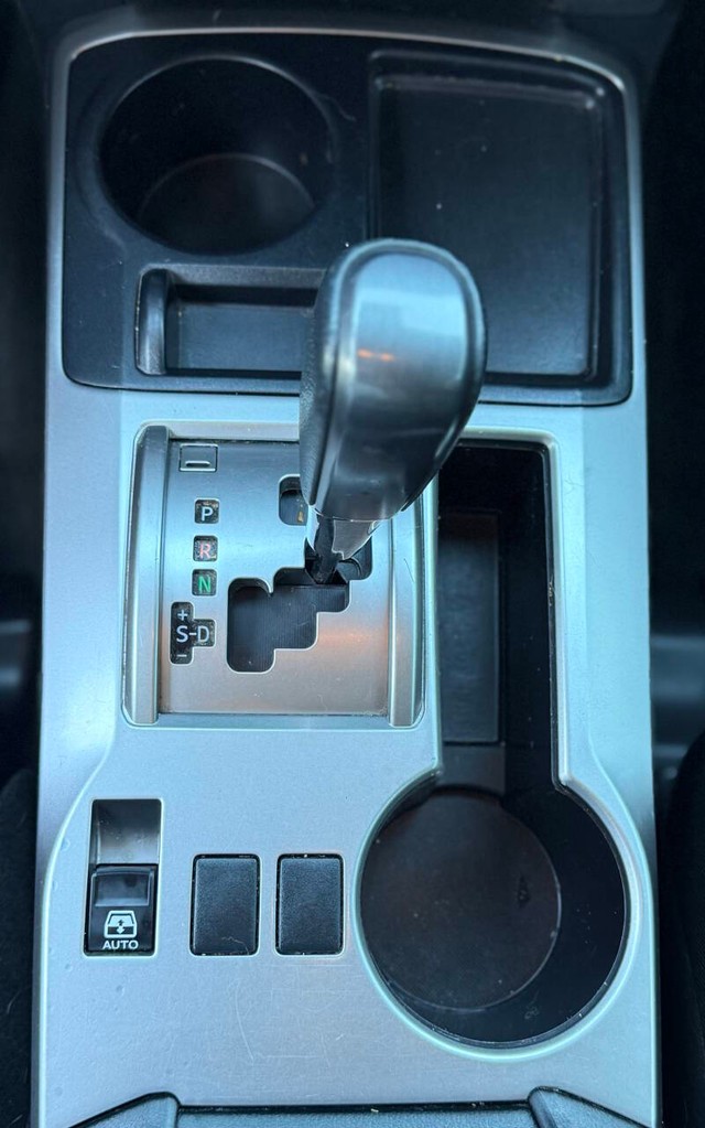 Toyota 4Runner Vehicle Full-screen Gallery Image 10