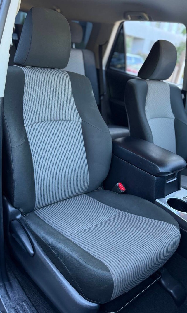 Toyota 4Runner Vehicle Full-screen Gallery Image 12