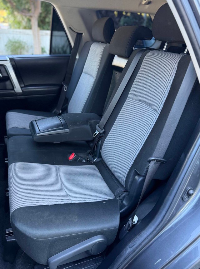 Toyota 4Runner Vehicle Full-screen Gallery Image 16
