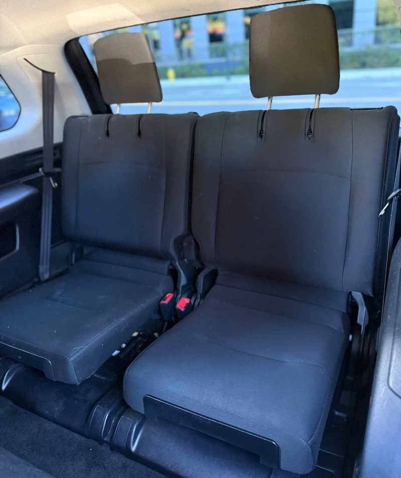 Toyota 4Runner Vehicle Full-screen Gallery Image 17