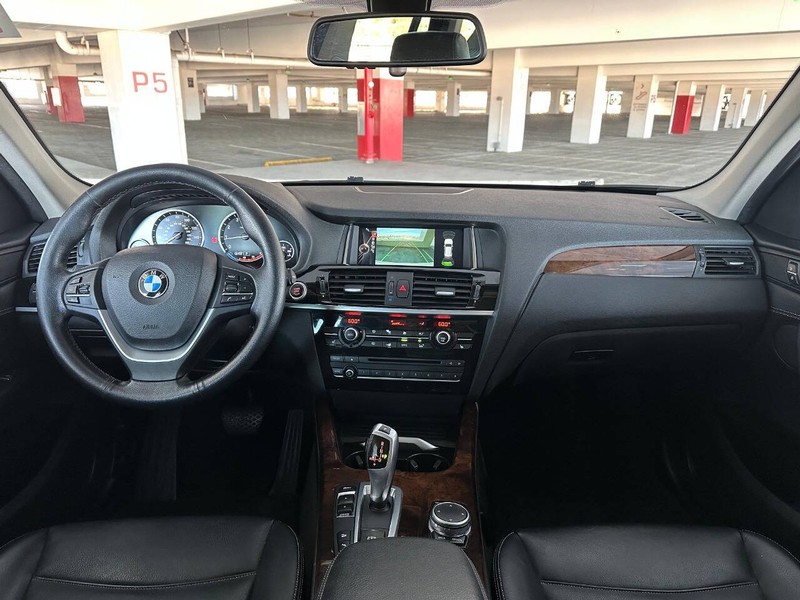 BMW X3 Vehicle Full-screen Gallery Image 09