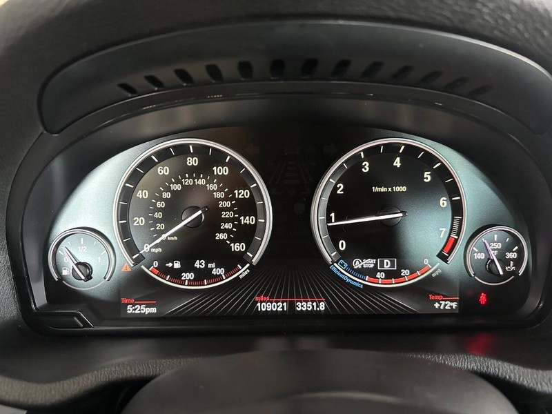 BMW X3 Vehicle Full-screen Gallery Image 13