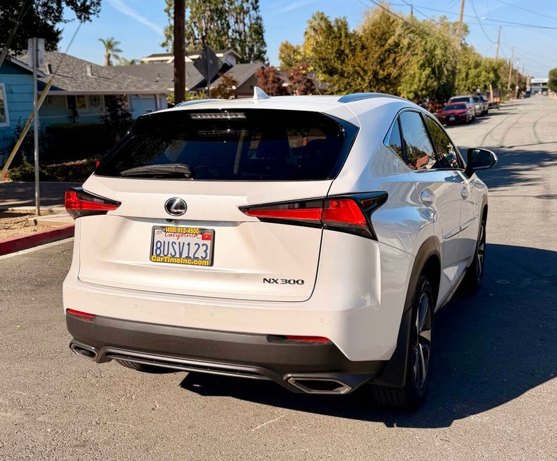 Lexus NX Vehicle Full-screen Gallery Image 08