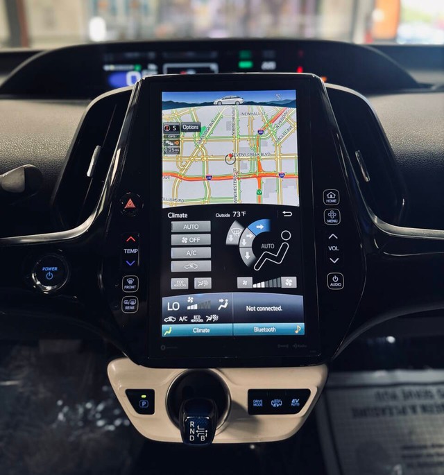 Toyota Prius Prime Vehicle Full-screen Gallery Image 09