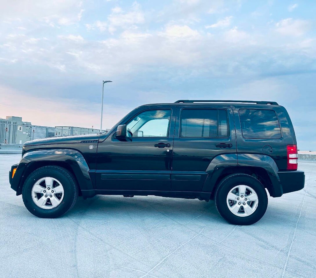 Jeep Liberty Vehicle Full-screen Gallery Image 04