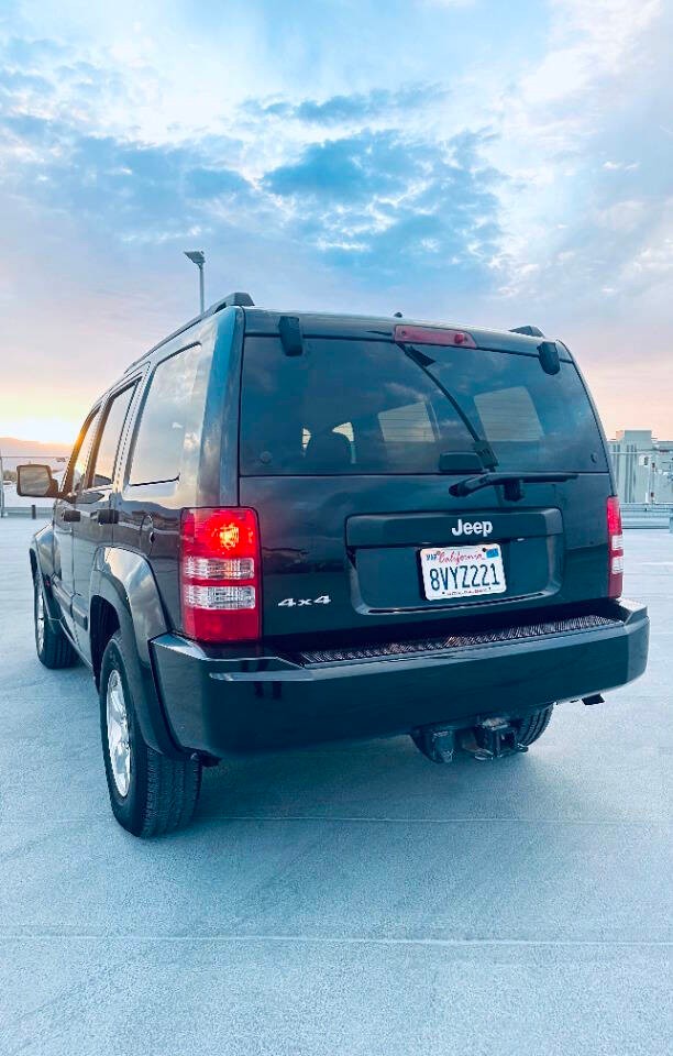 Jeep Liberty Vehicle Full-screen Gallery Image 03