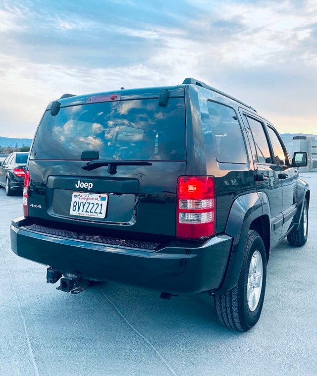 Jeep Liberty Vehicle Full-screen Gallery Image 05