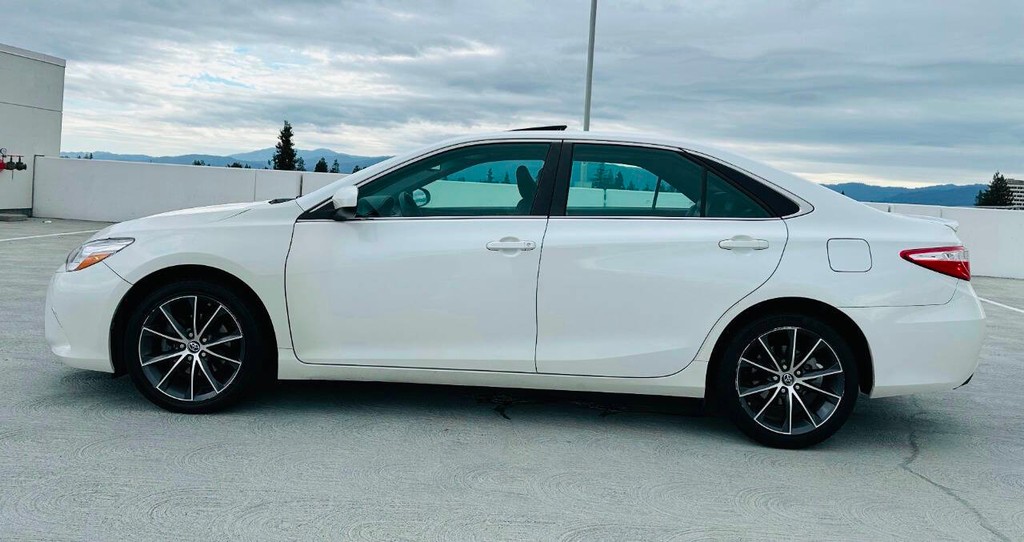 Toyota Camry Vehicle Full-screen Gallery Image 02