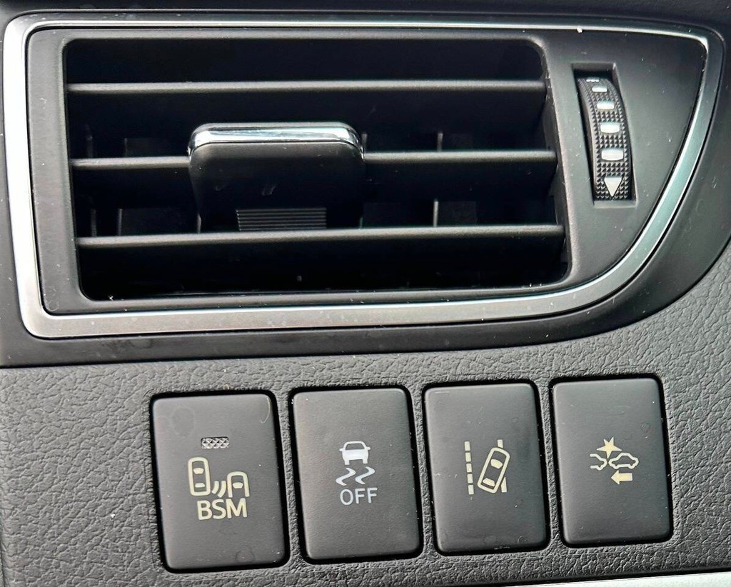 Toyota Camry Vehicle Full-screen Gallery Image 19