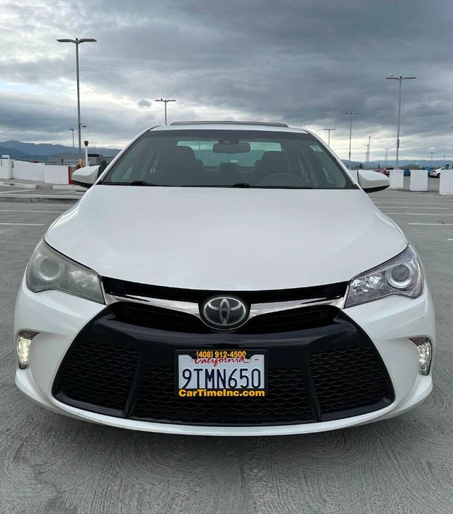 Toyota Camry Vehicle Full-screen Gallery Image 02