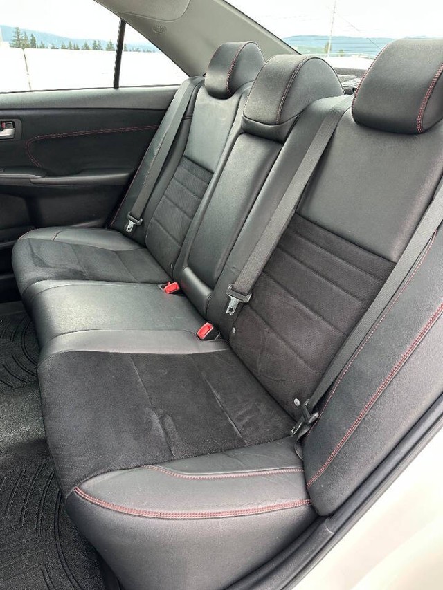 Toyota Camry Vehicle Full-screen Gallery Image 12