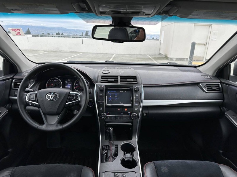 Toyota Camry Vehicle Full-screen Gallery Image 09