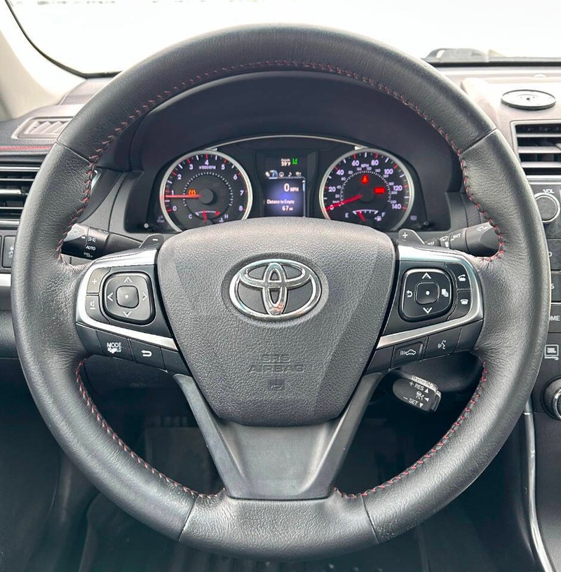 Toyota Camry Vehicle Full-screen Gallery Image 10