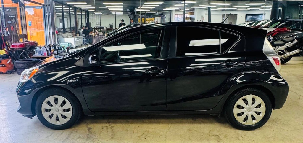 Toyota Prius c Vehicle Full-screen Gallery Image 02