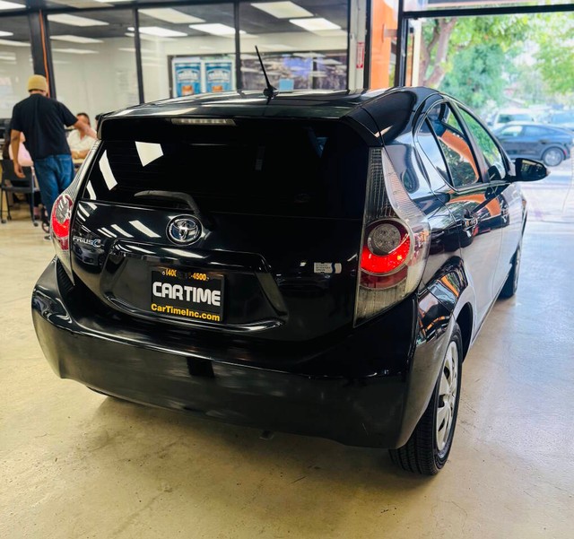 Toyota Prius c Vehicle Full-screen Gallery Image 07