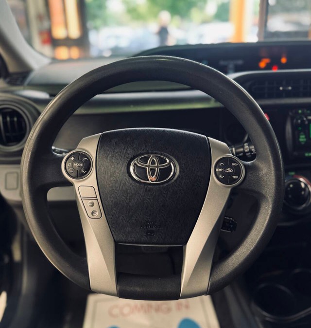 Toyota Prius c Vehicle Full-screen Gallery Image 08