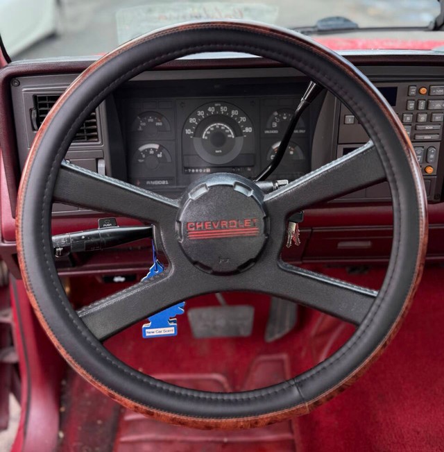 Chevrolet C/K 1500 Series Vehicle Full-screen Gallery Image 09