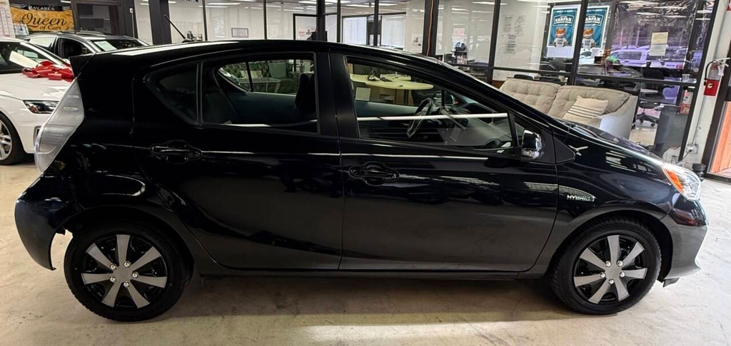 Toyota Prius c Vehicle Full-screen Gallery Image 03