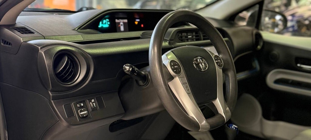 Toyota Prius c Vehicle Full-screen Gallery Image 07
